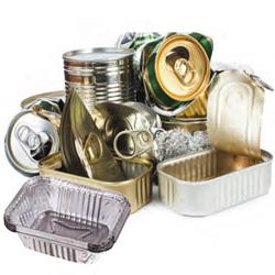 一堆可回收的金属，包括锡和铝罐.