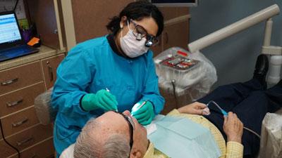 牙科卫生专业的学生正在和病人一起工作